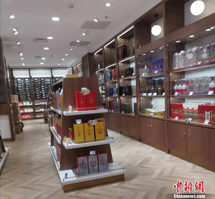 图为北京海淀区的一家烟酒超市.中新网记者