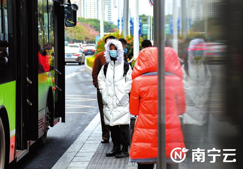冷空气来袭,市民穿上了厚厚的衣服。记者潘浩摄