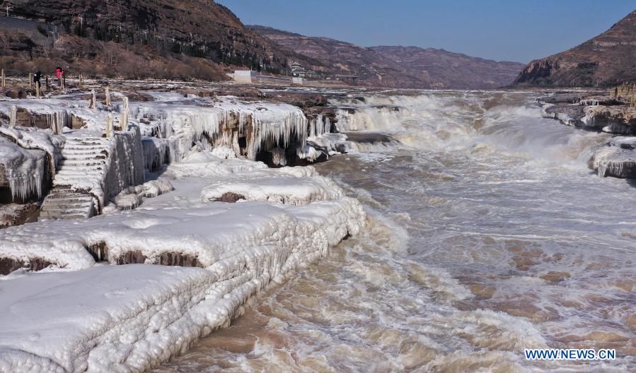 Aerial photo taken on Dec. 16, 2020 shows the winter scenery of the Hukou Waterfall scenic spot in northwest China's Shaanxi Province. The Hukou waterfall, located on the border area between north China's Shanxi and northwest China's Shaanxi provinces, formed spectacular winter scenery as temperature continued to drop in recent days. (Xinhua/Tao Ming)