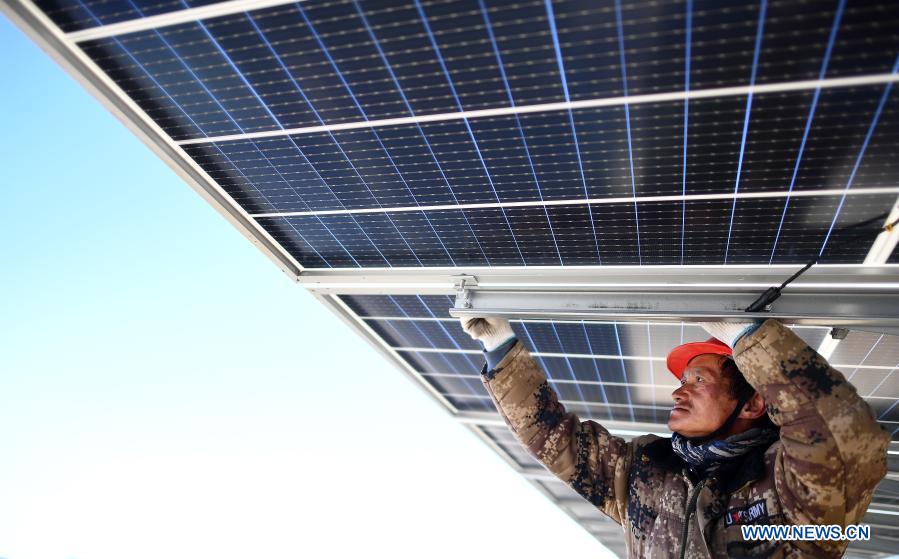 A worker installs a solar power unit at the construction site of a 300-MW photovoltaic electricity project of the China Datang Corporation Ltd. in Gonghe County, Tibetan Autonomous Prefecture of Hainan in northwest China's Qinghai Province, Dec. 15, 2020. (Xinhua/Zhang Hongxiang)