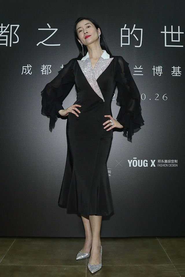 温峥嵘美出新高度，穿一袭黑色西服连衣裙出席活动，高贵优雅大方