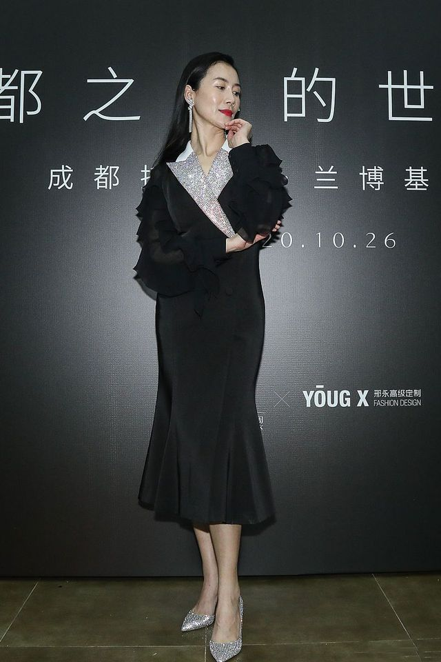 温峥嵘美出新高度,穿一袭黑色西服连衣裙出席活动,高贵优雅大方 温峥嵘美出新高度,穿一袭黑色西服连衣裙出席活动,高贵优雅大方