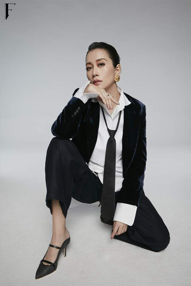 温峥嵘美出新高度,穿一袭黑色西服连衣裙出席活动,高贵优雅大方 温峥嵘美出新高度,穿一袭黑色西服连衣裙出席活动,高贵优雅大方