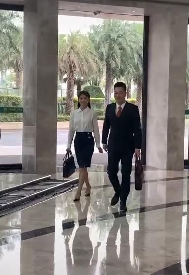 刘涛和林峯新戏路透流出，职场精英范儿超足，穿着单薄冻到直发抖