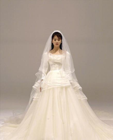 刘涛和林峯新戏路透流出，职场精英范儿超足，穿着单薄冻到直发抖