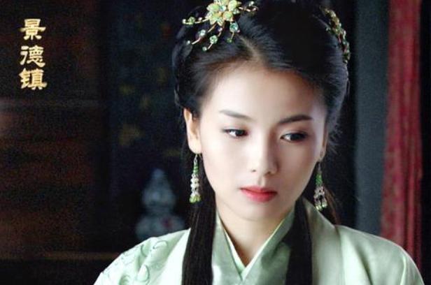 刘涛和林峯新戏路透流出，职场精英范儿超足，穿着单薄冻到直发抖