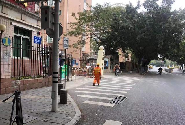 深圳货车斑马线前未礼让,学生踩滑板车过街被撞,这个盲点要警惕休闲区蓝鸢梦想 - Www.slyday.coM 深圳货车斑马线前未礼让,学生踩滑板车过街被撞,这个盲点要警惕休闲区蓝鸢梦想 - Www.slyday.coM