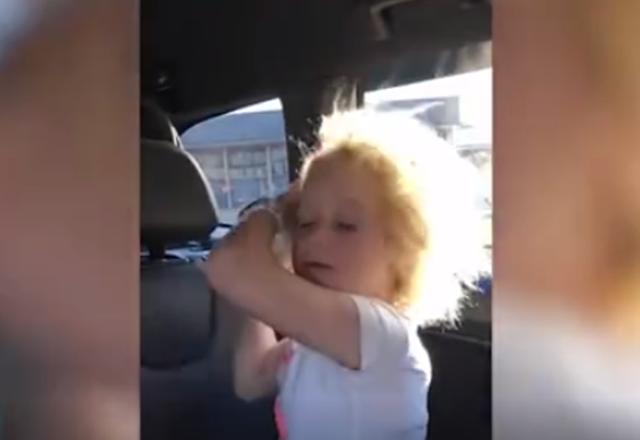 10岁小女孩患难梳头综合征,和爱因斯坦是“同款”,网友:很酷啊 10岁小女孩患难梳头综合征,和爱因斯坦是“同款”,网友:很酷啊