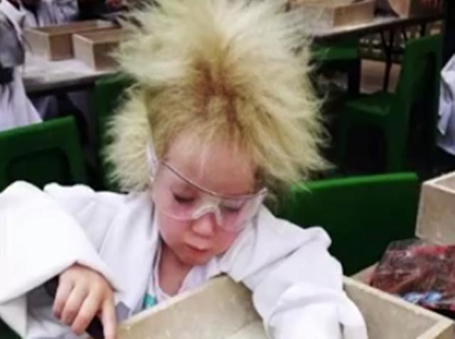 10岁小女孩患难梳头综合征，和爱因斯坦是“同款”，网友：很酷啊