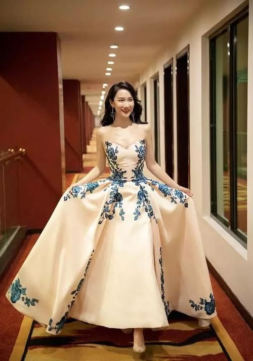 温峥嵘美出新高度,穿一袭黑色西服连衣裙出席活动,高贵优雅大方 温峥嵘美出新高度,穿一袭黑色西服连衣裙出席活动,高贵优雅大方