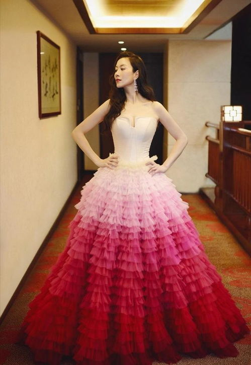 温峥嵘美出新高度,穿一袭黑色西服连衣裙出席活动,高贵优雅大方 温峥嵘美出新高度,穿一袭黑色西服连衣裙出席活动,高贵优雅大方