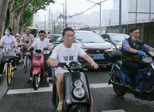 电动车管理严格，路权被占还要限行，穷人出行怎么办？专家回复了