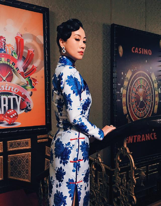 温峥嵘美出新高度,穿一袭黑色西服连衣裙出席活动,高贵优雅大方 温峥嵘美出新高度,穿一袭黑色西服连衣裙出席活动,高贵优雅大方