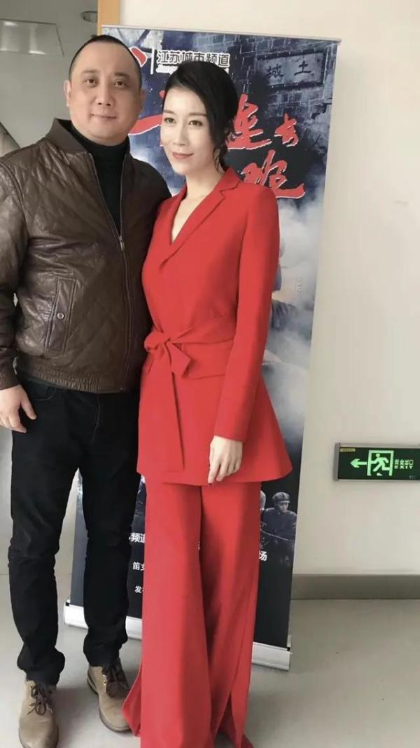 温峥嵘美出新高度,穿一袭黑色西服连衣裙出席活动,高贵优雅大方 温峥嵘美出新高度,穿一袭黑色西服连衣裙出席活动,高贵优雅大方