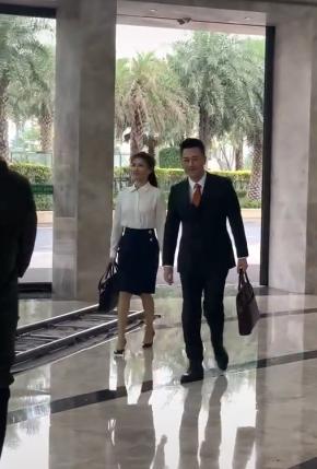 刘涛和林峯新戏路透流出，职场精英范儿超足，穿着单薄冻到直发抖