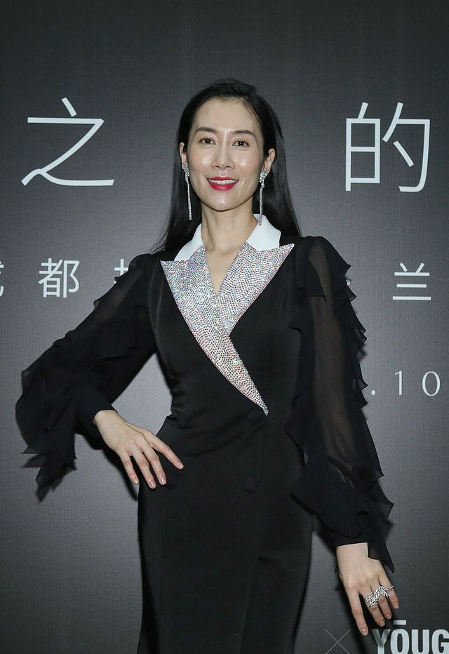 温峥嵘美出新高度,穿一袭黑色西服连衣裙出席活动,高贵优雅大方 温峥嵘美出新高度,穿一袭黑色西服连衣裙出席活动,高贵优雅大方