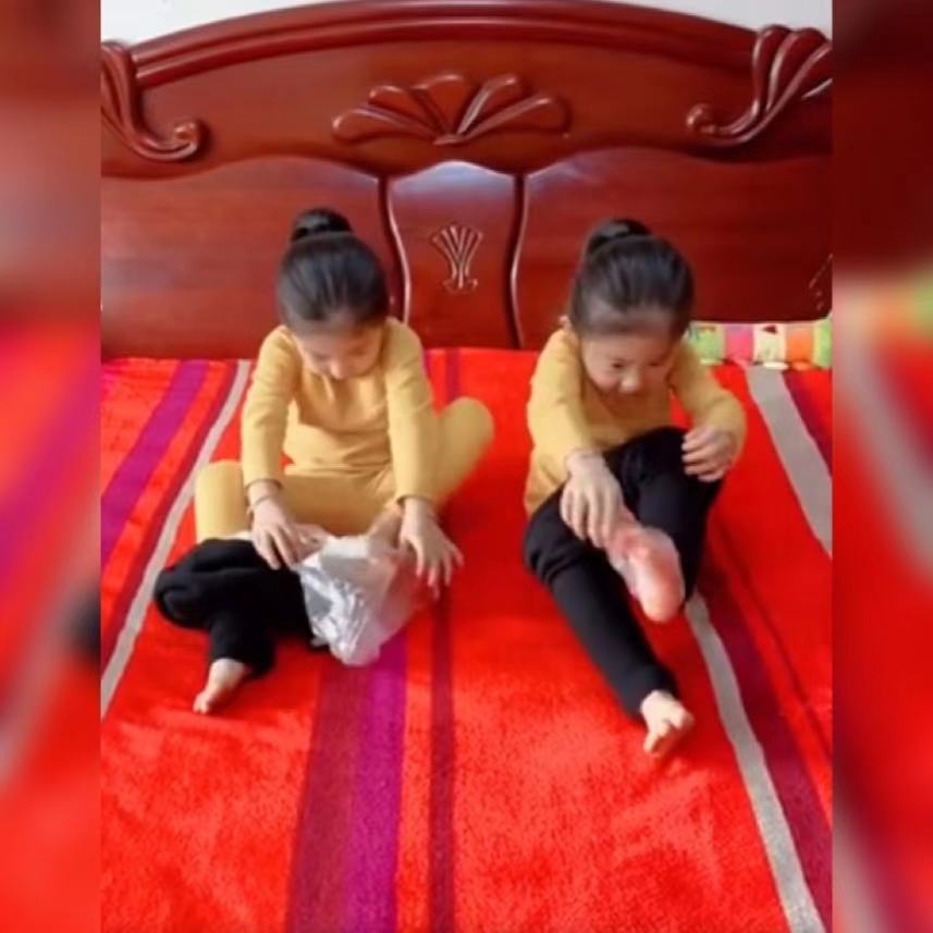 双胞胎姐妹自创独特方式穿裤子获高赞网友真的太实用了