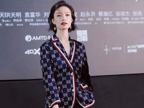 倪妮短发造型更迷人,一套印花"睡衣"穿出十足攻气,这气质真绝