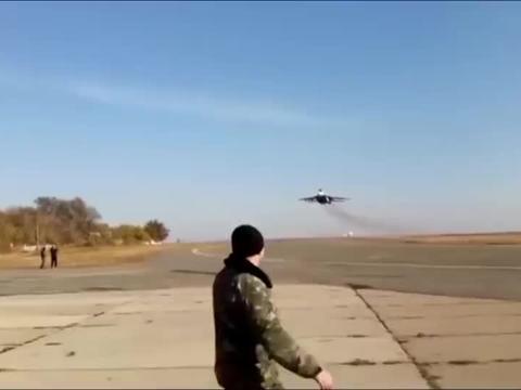 实拍战斗机贴地飞行集锦，帅是帅，就是好像发动机有点烧机油！