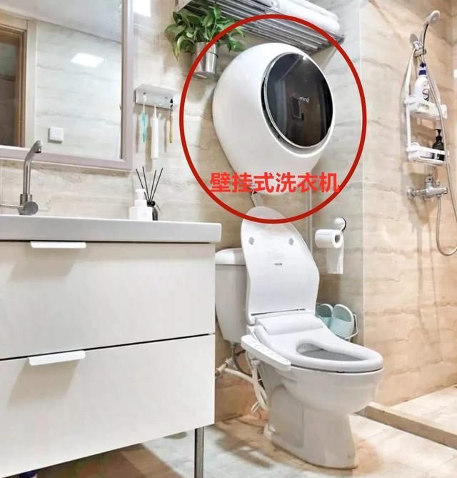还是他最会省事,马桶上多装个壁挂式洗衣机,排出来的水存着冲厕