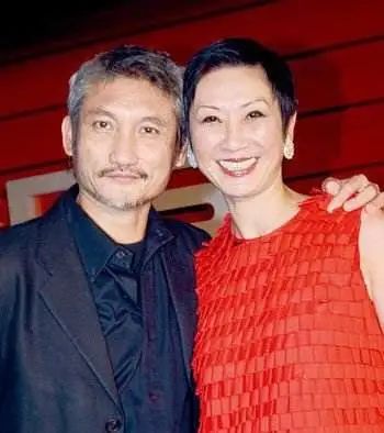 徐克与小30岁女友约会，穿情侣装却似父女，网友奔
当今豪情
不乱