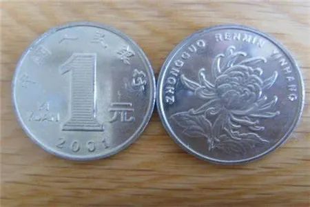 8通"发",有发财的寓意,所以枕头下放8个硬币可以增加财运