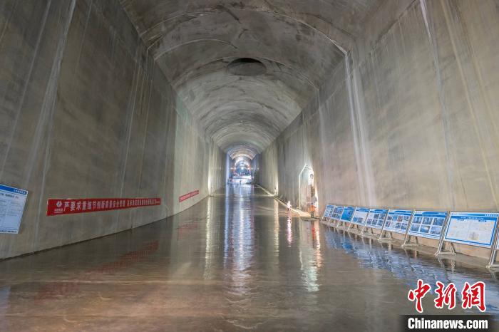 泄洪洞实现了体型精准、平整光滑、无缺陷,养护状态下呈现镜面映射效果。 陈华均 摄