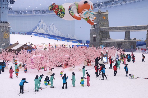 桃花源中嬉冰雪成都融创雪世界开启冰雪季首秀