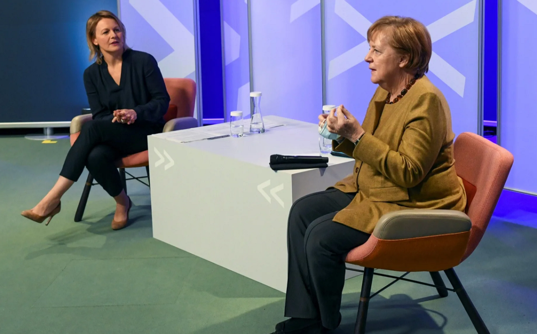 被现场与会者要求对中国强硬 默克尔拿起了麦克