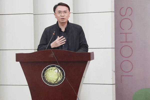 礼嘉中学校长唐继东围绕特色劳动课程的开展作总结发言.