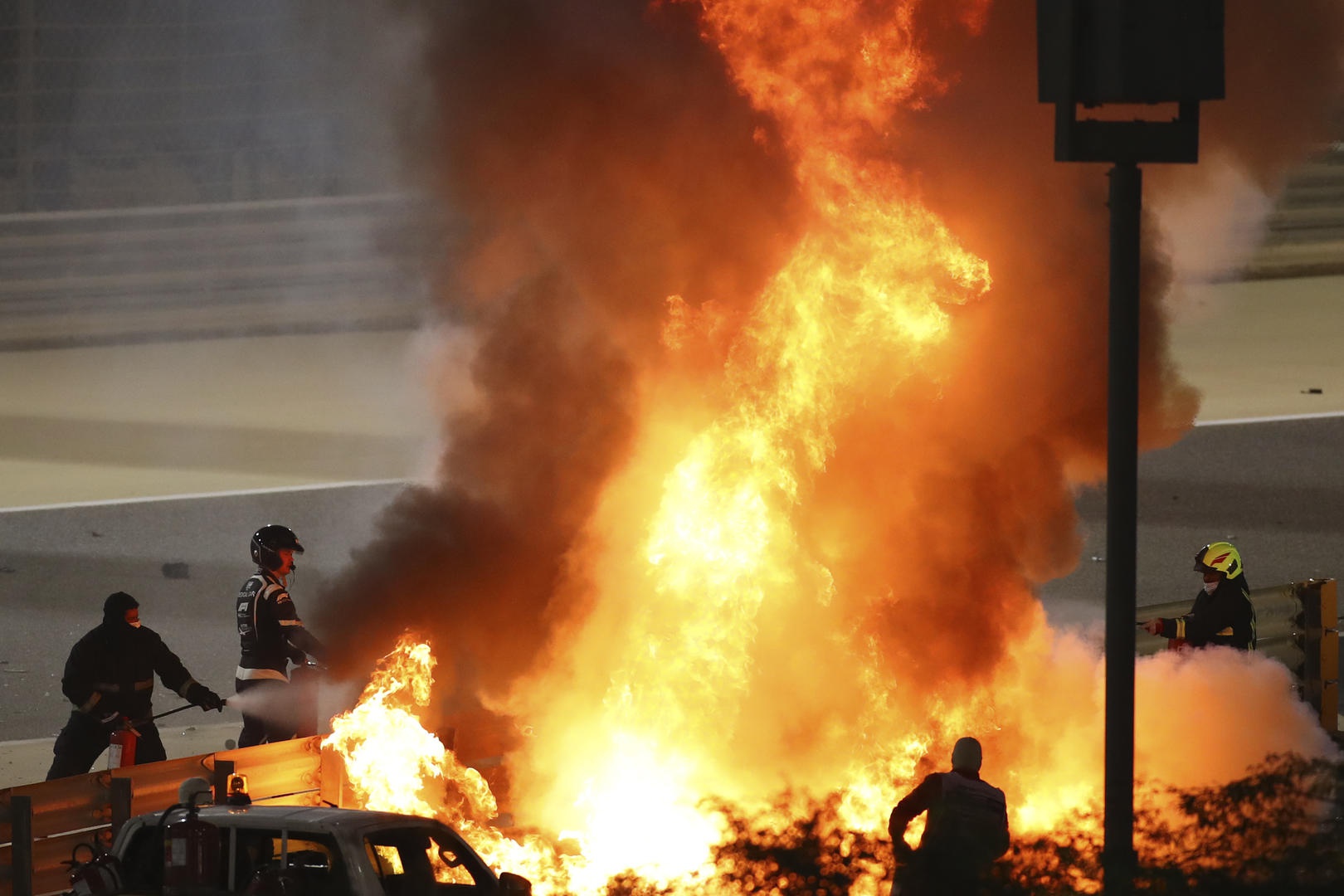 F1撞车奇迹生还事件：驾驶舱保护能降低现实车祸致死率吗？