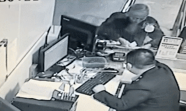老人买火车票时被民警带走 真相让人落泪
