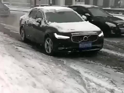 实拍哈尔滨街头：知道为什么别的车能走而沃尔沃不能走吗？