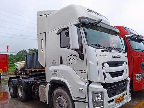 二手车市场很少见,实拍460马力庆铃巨咖牵引车