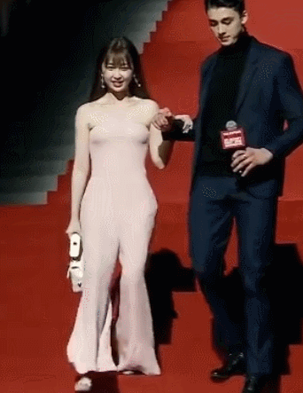 虞书欣刚靠美腿挽尊却垫屁股现场翻车比勒出来的副乳还刺激