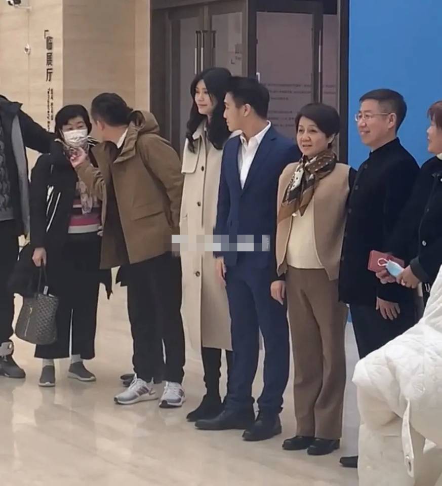 奚梦瑶与四太罕见同框,气场完全被压制,站得笔挺如同在军训休闲区蓝鸢梦想 - Www.slyday.coM 奚梦瑶与四太罕见同框,气场完全被压制,站得笔挺如同在军训休闲区蓝鸢梦想 - Www.slyday.coM