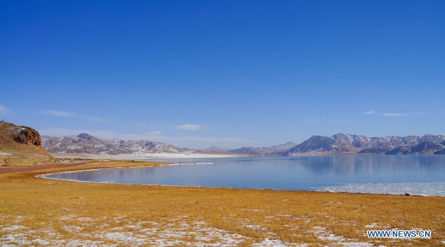 Photo taken on Dec. 16, 2020 shows scenery of Donggi Cona Lake in Tibetan Autonomous Prefecture of Golog, northwest China's Qinghai Province. (Photo by Song Zhongyong/Xinhua)