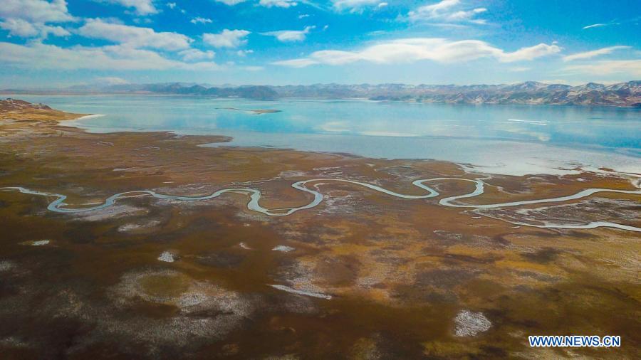 Aerial photo taken on Dec. 16, 2020 shows scenery of Donggi Cona Lake in Tibetan Autonomous Prefecture of Golog, northwest China's Qinghai Province. (Photo by Song Zhongyong/Xinhua)