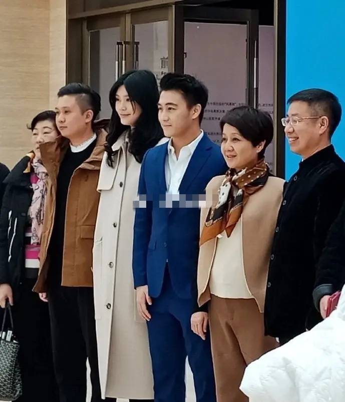 奚梦瑶与四太罕见同框,气场完全被压制,站得笔挺如同在军训休闲区蓝鸢梦想 - Www.slyday.coM 奚梦瑶与四太罕见同框,气场完全被压制,站得笔挺如同在军训休闲区蓝鸢梦想 - Www.slyday.coM