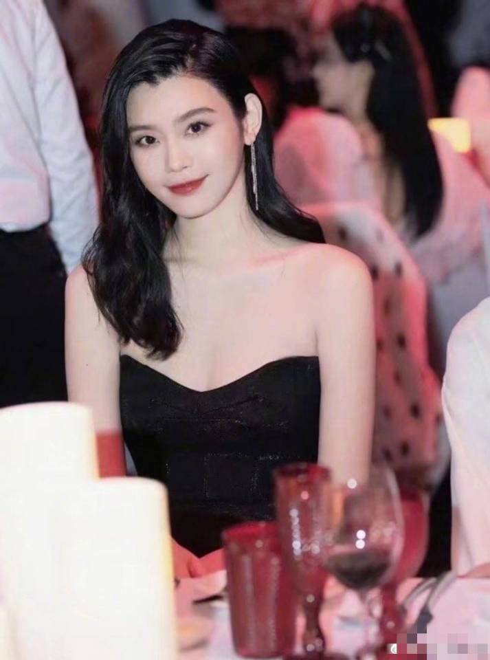 奚梦瑶与四太罕见同框,气场完全被压制,站得笔挺如同在军训休闲区蓝鸢梦想 - Www.slyday.coM 奚梦瑶与四太罕见同框,气场完全被压制,站得笔挺如同在军训休闲区蓝鸢梦想 - Www.slyday.coM