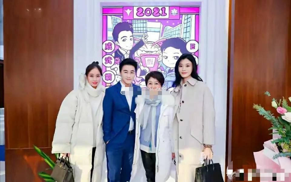 奚梦瑶与四太罕见同框,气场完全被压制,站得笔挺如同在军训休闲区蓝鸢梦想 - Www.slyday.coM 奚梦瑶与四太罕见同框,气场完全被压制,站得笔挺如同在军训休闲区蓝鸢梦想 - Www.slyday.coM