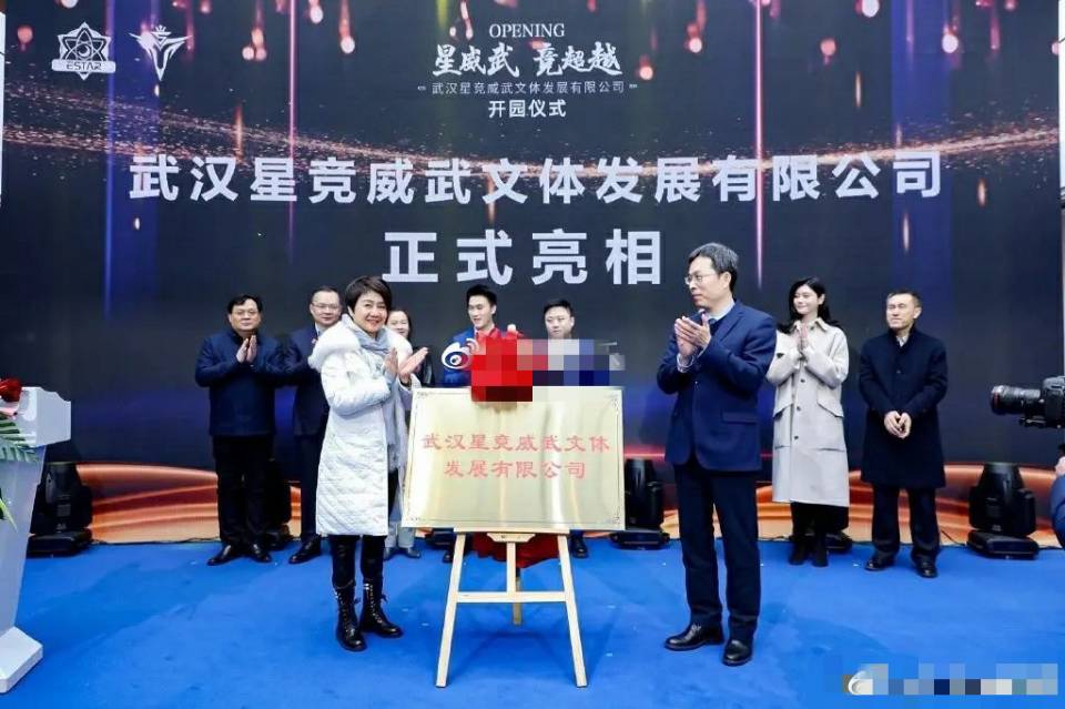 奚梦瑶与四太罕见同框,气场完全被压制,站得笔挺如同在军训休闲区蓝鸢梦想 - Www.slyday.coM 奚梦瑶与四太罕见同框,气场完全被压制,站得笔挺如同在军训休闲区蓝鸢梦想 - Www.slyday.coM