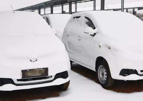 东北这次大暴雪,扯开新能源车的“遮羞布”,车主：裹着被子开车