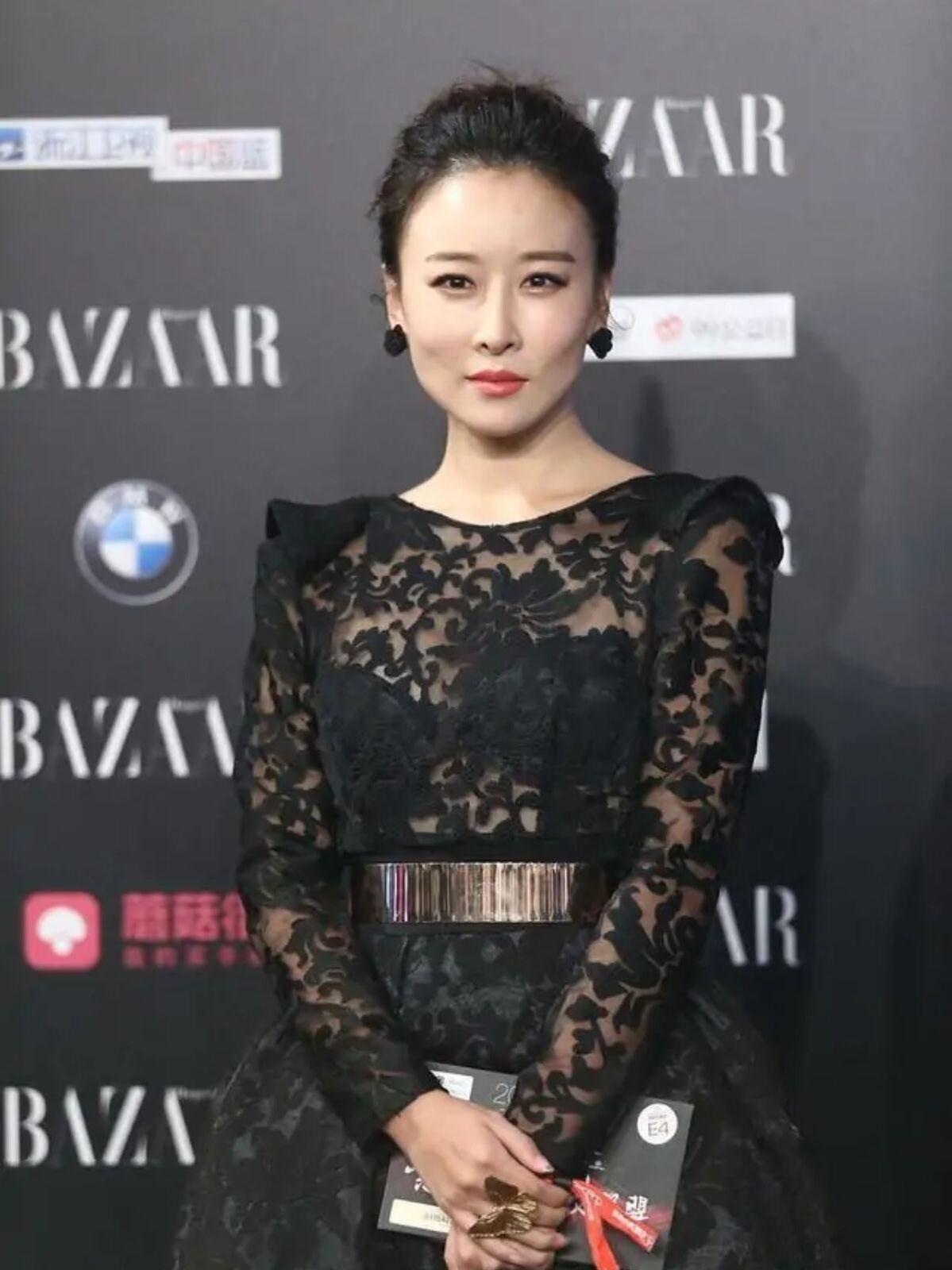 毛俊杰穿衣太有"心机",穿黑色蕾丝连衣裙风情万种,气质惊艳