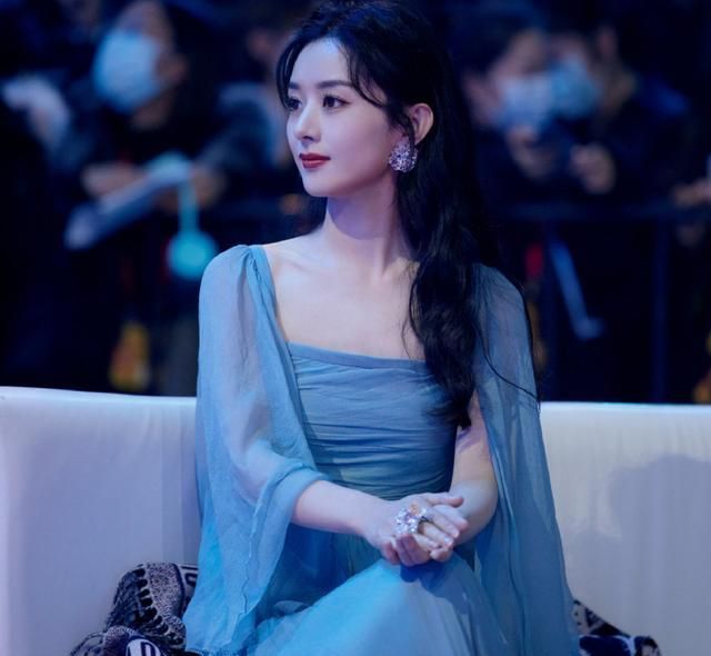 赵丽颖星光大赏2019,赵丽颖星光大赏2021 星光大赏赵丽颖连换三套裙子,黑天鹅美艳,蓝纱裙仙女