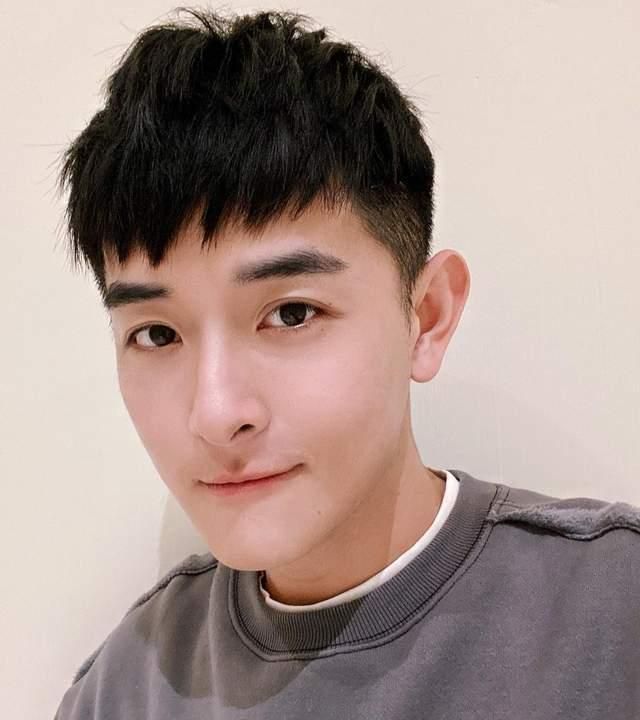 男生"背头"发型过时了,2021年留这5款时尚发型,年轻显