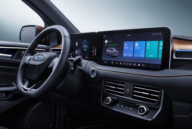 图6:21英寸高清液晶双联屏科技感与豪华感爆棚