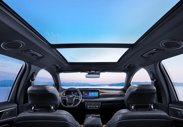 图7:长安福特锐界PLUS搭载巨幕式1.7m2大尺寸全景天窗