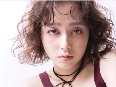 发量少又细软适合什么发型?倪妮的微卷短发了解下,时尚又显高级