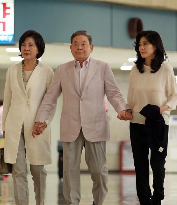 三星集团大公主,美貌放到名媛堆也是拔尖,穿着简约豪门气息十足